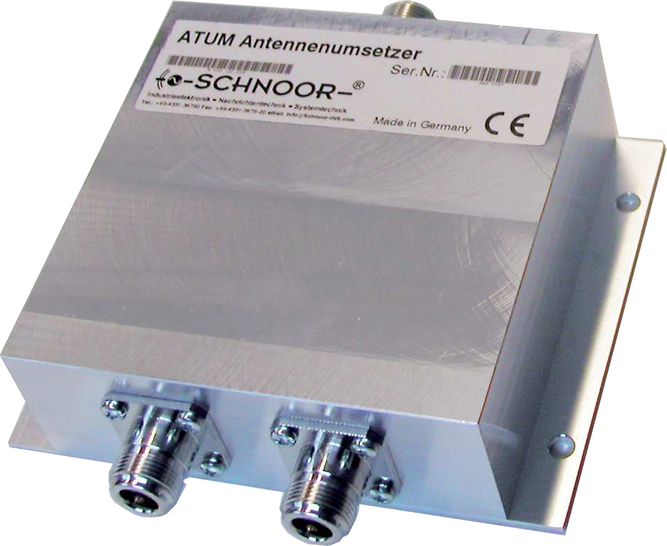 7000_00757768_SCH_01.png Metallkästchen mit zwei Anschlüssen und Etikett 'ATUM Antennenumsetzer'.
