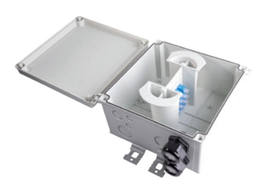 Offener Verteilerkasten mit installierten Kabelverbindern und Außenverschraubungen.