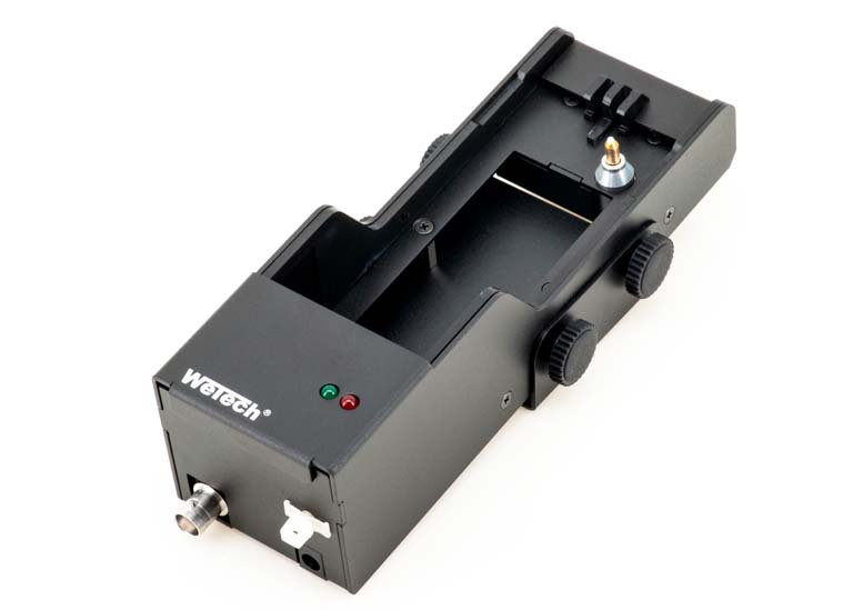 Schwarzes Elektronikgerät mit grüner und roter LED-Anzeige, mehreren Anschlüssen und Einstellungsknöpfen.