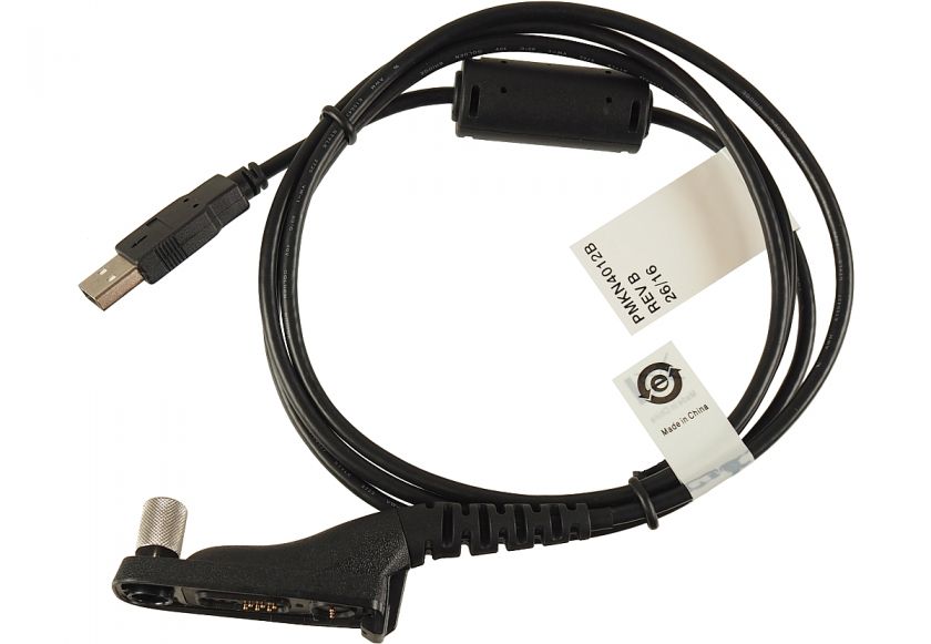 USB-Kabel mit Ferritkern und zwei Steckverbindern, einer rechteckig, einer rund.