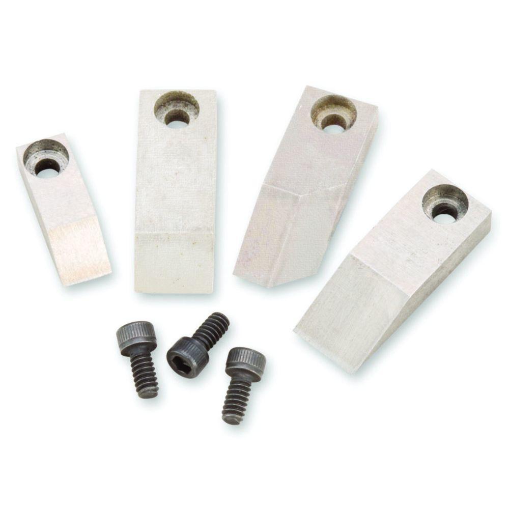 7000-00045900_com_01.jpg Vier Metallkeile mit Löchern, drei schwarze Schrauben darunter.