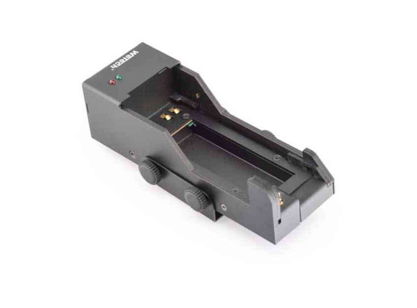 Schwarzes Ladegerät mit zwei Rändelschrauben und LED-Anzeigen für Ladezustand.