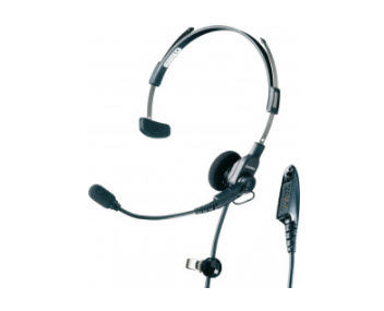 7000-00752057_mot_01.jpg Schwarzes Headset mit Mikrofon und Ohrhörern. Kabel mit Stecker.