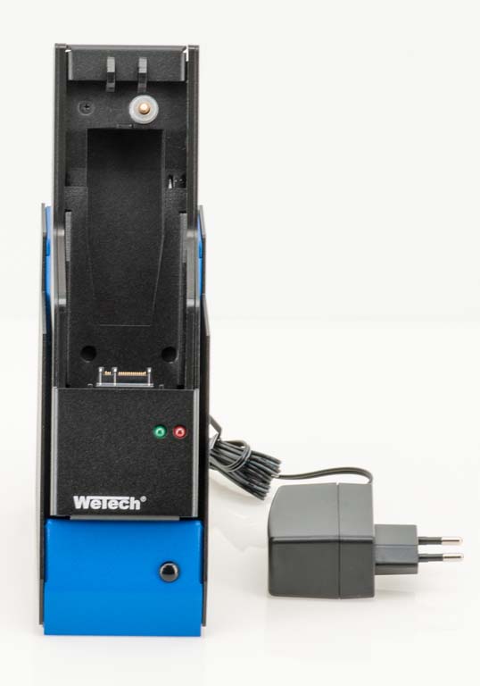 Steckplatzmaschine mit Netzteil, Anzeigeleuchten und einem Kabel.