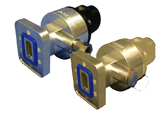 Zwei metallische HF-Bauteile mit blauen Dichtungen und rechteckigen Anschlüssen.