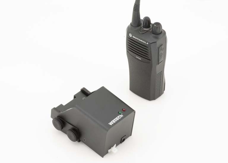 7000-00739400_wem_05ulh2c5panpegf.jpg Funkgerät und schwarzes elektronisches Gerät mit Schaltknöpfen auf weißem Hintergrund.