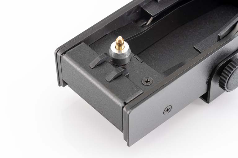 7000-00751492_wem_06.jpg Detail of an electrically powered accessory with black casing and golden contact.